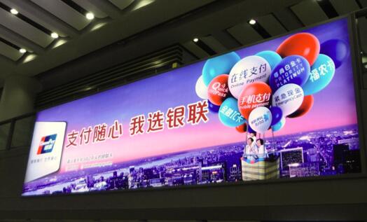 拉布燈箱畫面使用的另外壹種材料是PET燈片