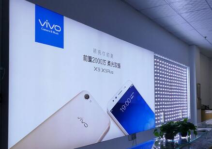 燈箱光源的配置應(yīng)使商店看起來(lái)更吸眼更明亮。