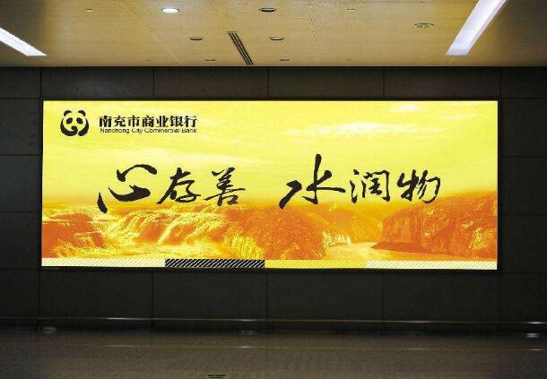 商業(yè)廣告是利用廣告推廣告品牌和產(chǎn)品，很終達(dá)到盈利目的